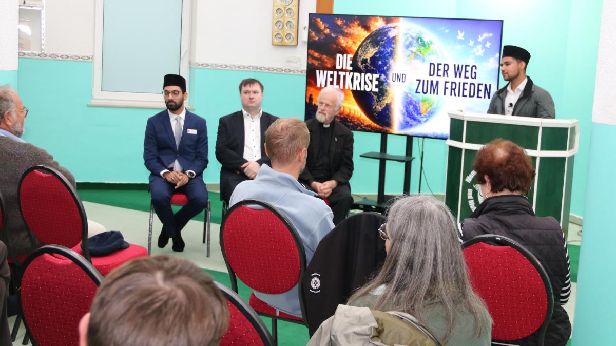 How people come together at a dialogue in Brinkum's Nasir Mosque