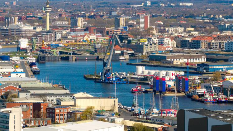 Kreuzfahrtschiff stößt mit Containerschiff zusammen