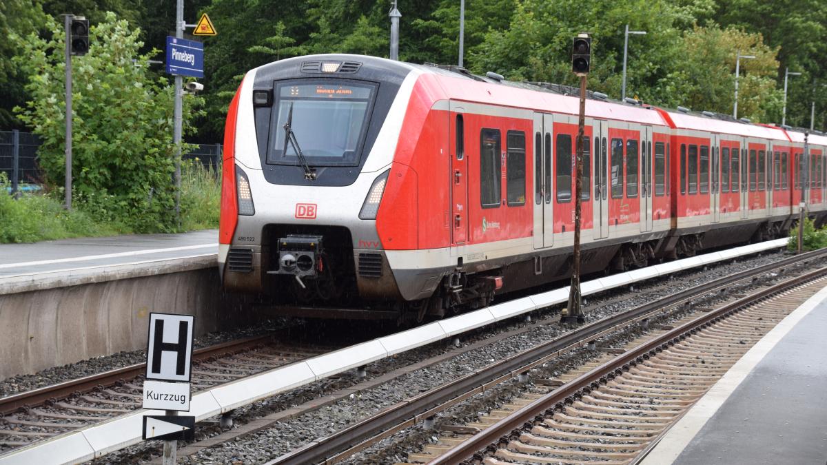 Bahnhof Pinneberg: Betrunkener Mann fällt vor einfahrende S-Bahn
