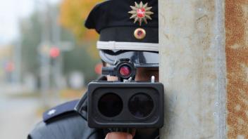 Mit teilstationären Messanlagen, Handlasermessgeräten und einem Videomessfahrzeug hat die Polizei Osnabrück am Dienstag die Geschwindigkeit und den Abstand von Verkehrsteilnehmern kontrolliert. (Symbolfoto)