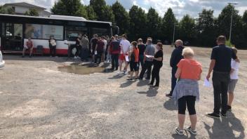 Der Impfbus ist da: Eine lange Warteschlange bildete sich auch auf dem Parkplatz vorm Dammer Famila-Markt.