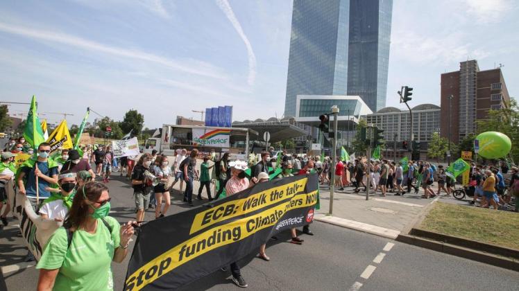 Menschen von Fridays for Future demonstrieren in Frankfurt gegen Finanzkonzerne.