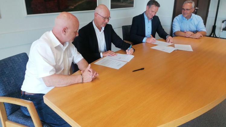 Vertragsunterzeichnung im Rathaus: (von links) Hudes Wirtschaftsförderer Roland Arndt, Bürgermeister Holger Lebedinzew sowie Sascha Zink und Carsten Höffinghoff von Glasfaser Nordwest