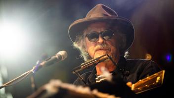Stilecht mit Hut, dunkler Sonnenbrillle und Mundharmonika um den Hals: Wolfgang Niedecken würdigt sein Alter Ego Bob Dylan beim Open-Air an den Genusshöfen.