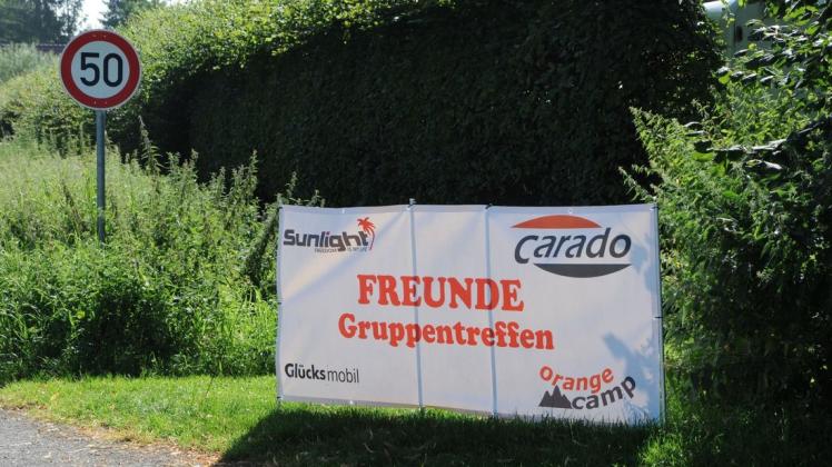 Ein Plakat an der Straße "Falkenburg" verrät es: Hier findet das Gruppentreffen der Carado- und Sunlight-Wohnmobile statt.