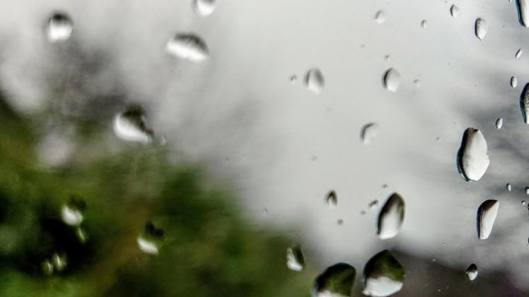 Regentropfen an einer Fensterscheibe. Fotografiert in Osnabrück, Stadtteil Wüste.