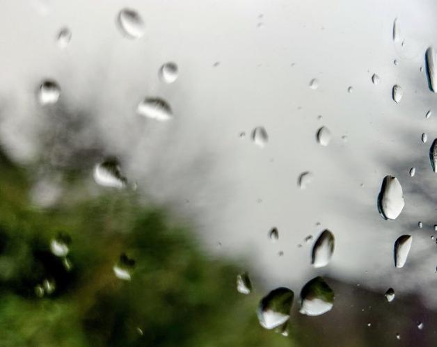 Regentropfen an eine Fensterscheibe. Fotografiert in Osnabrück, Stadtteil Wüste.