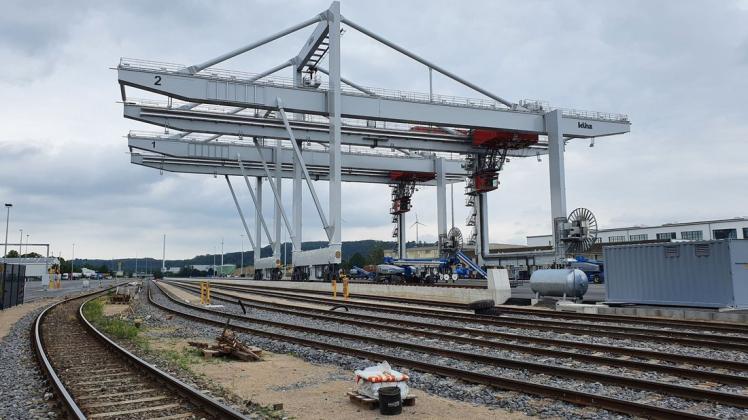 Als Investition in die Nachhaltigkeit sehen die Stadtwerke den Bau des Containerterminals mit den beiden Portalkränen im Hafen. Hier sollen Güter von der Straße auf die Schiene gebracht werden.